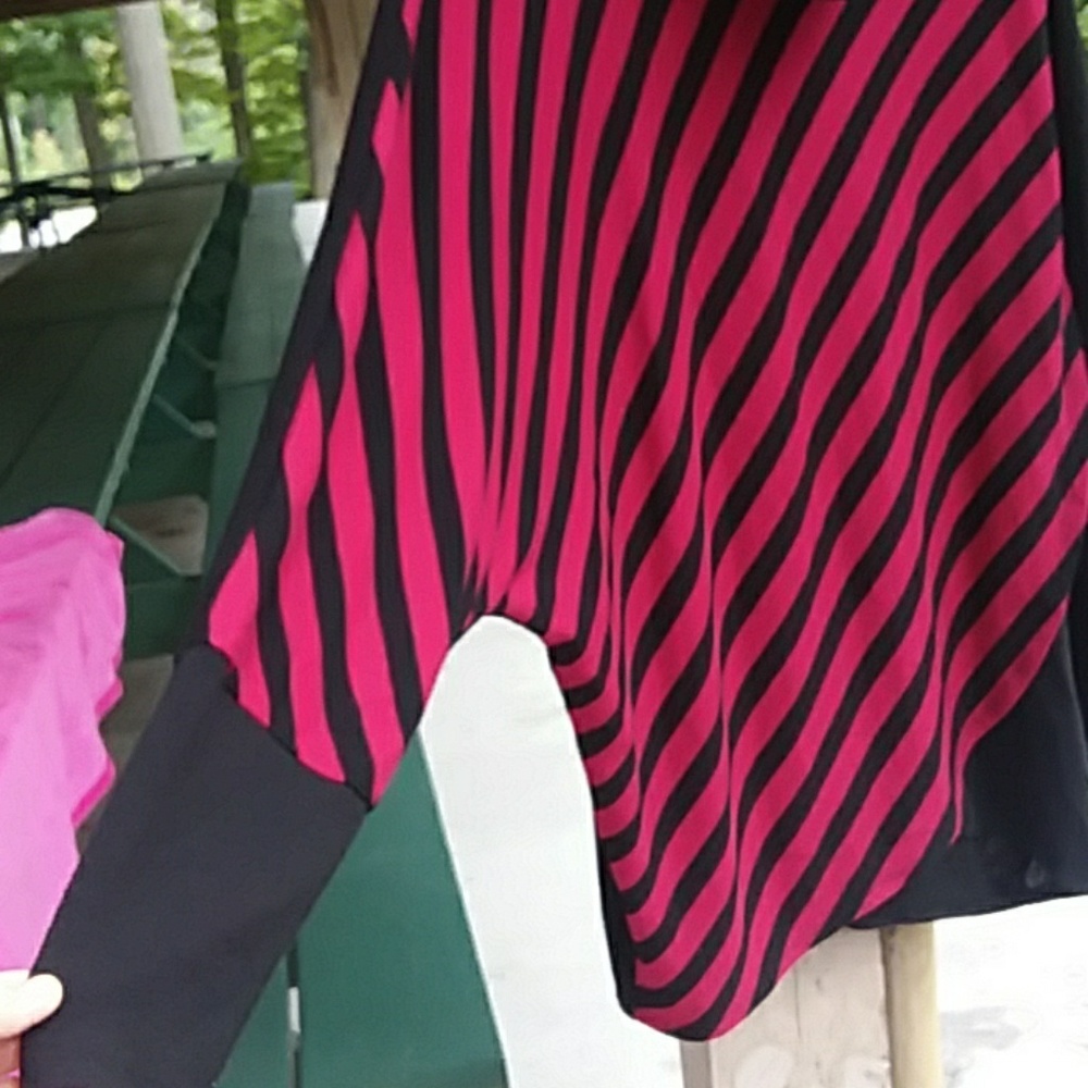 KEREN HART  SIZE XL SLIMMING BLACK AND RED TOP - Picture 3 of 7
